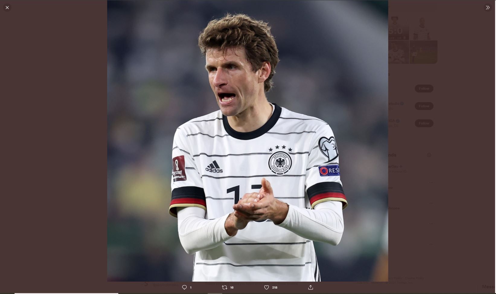 Thomas Muller memberikan semangat kepada pemain timnas Jerman saat melawan Liechtenstein di Kualifikasi Piala Dunia 2022, Jumat (12/11/2021) dini hari WIB.