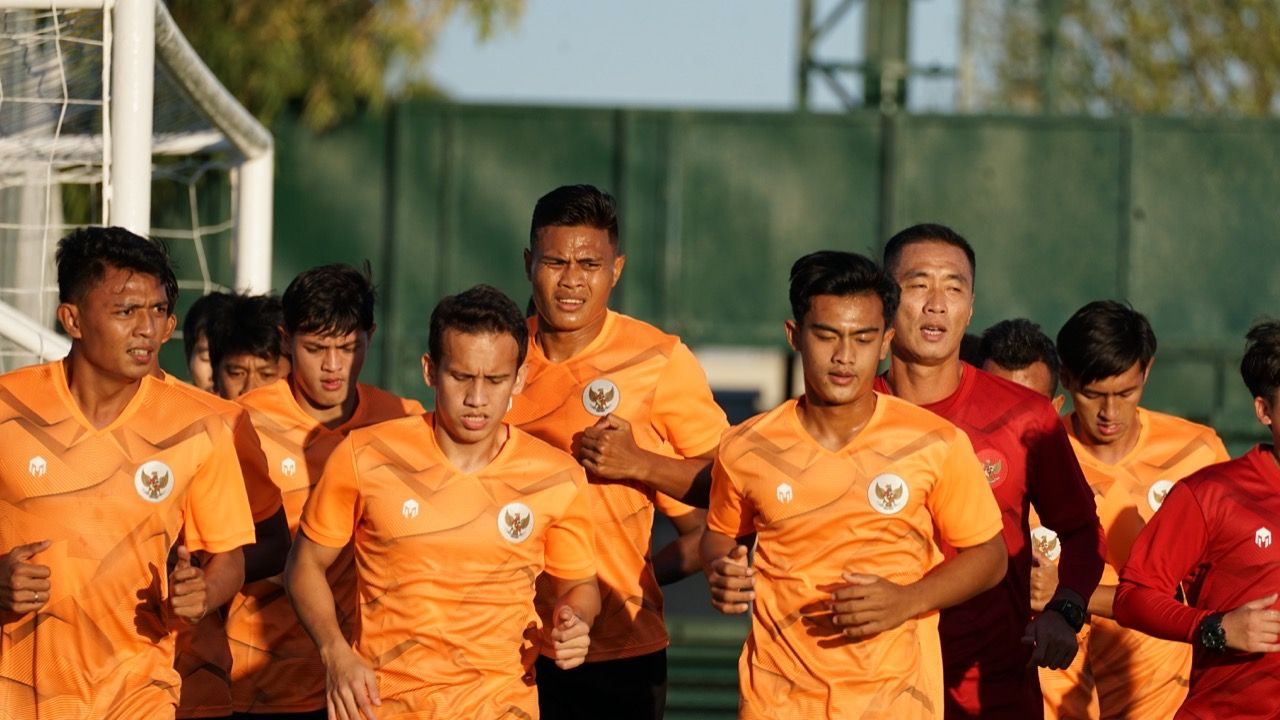 Pemain FK Senica, Egy Maulana Vikri (depan kedua dari kiri), pada sesi latihan timnas Indonesia yang berlangsung di Antalya, Turki.
