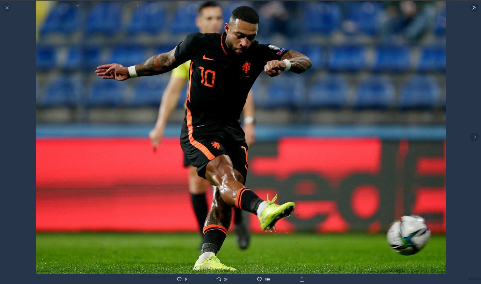 Penyerang Belanda, Memphis Depay, mengeksekusi tendangan penalti ke gawang Montenegro, di Kualifikasi Piala Dunia 2022, Minggu (14/11/2021) dini hari WIB.