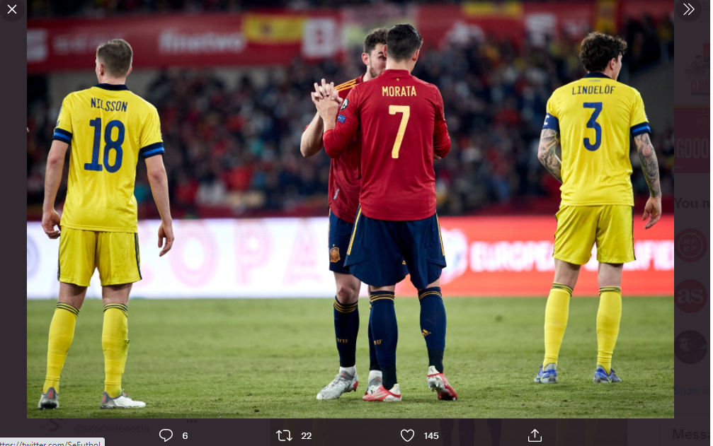 Penyerang Spanyol, Alvaro Morata merayakan golnya ke gawang Swedia, Senin (15/11/2021)..