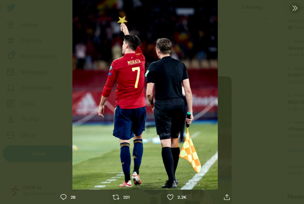 Penyerang Spanyol, Alvaro Morata merayakan golnya ke gawang Swedia dengan lambang bintang.