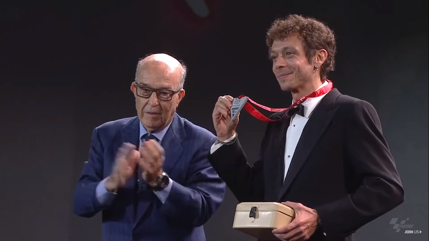 Tangkapan layar saat Valentino Rossi (kanan) menerima penghargaan sebagai legenda MotoGP pada Minggu (14/11/2021)