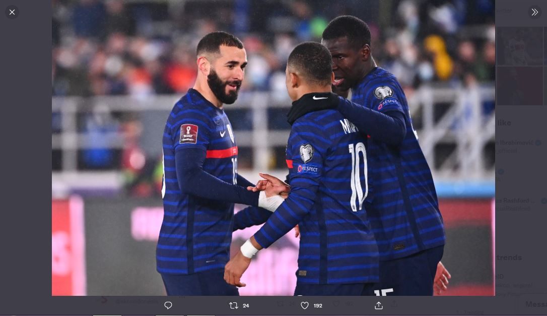 Karim Benzema merayakan gol ke gawang FInlandia bersama para pemain timnas Prancis.