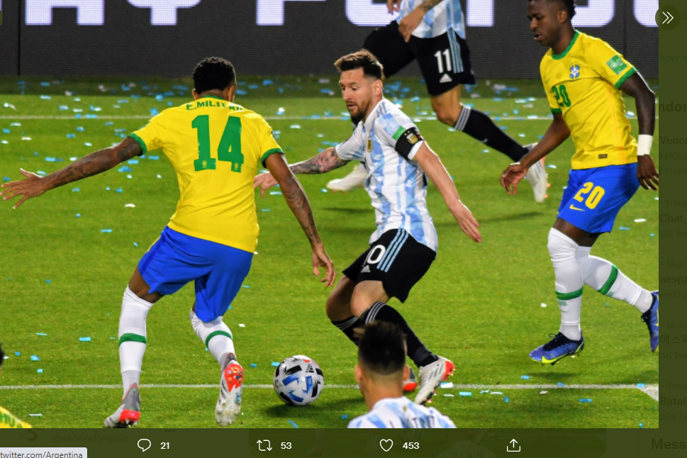 Penyerang Argentina, Lionel Messi berduel merebut bola dengan pemain Brasil. 