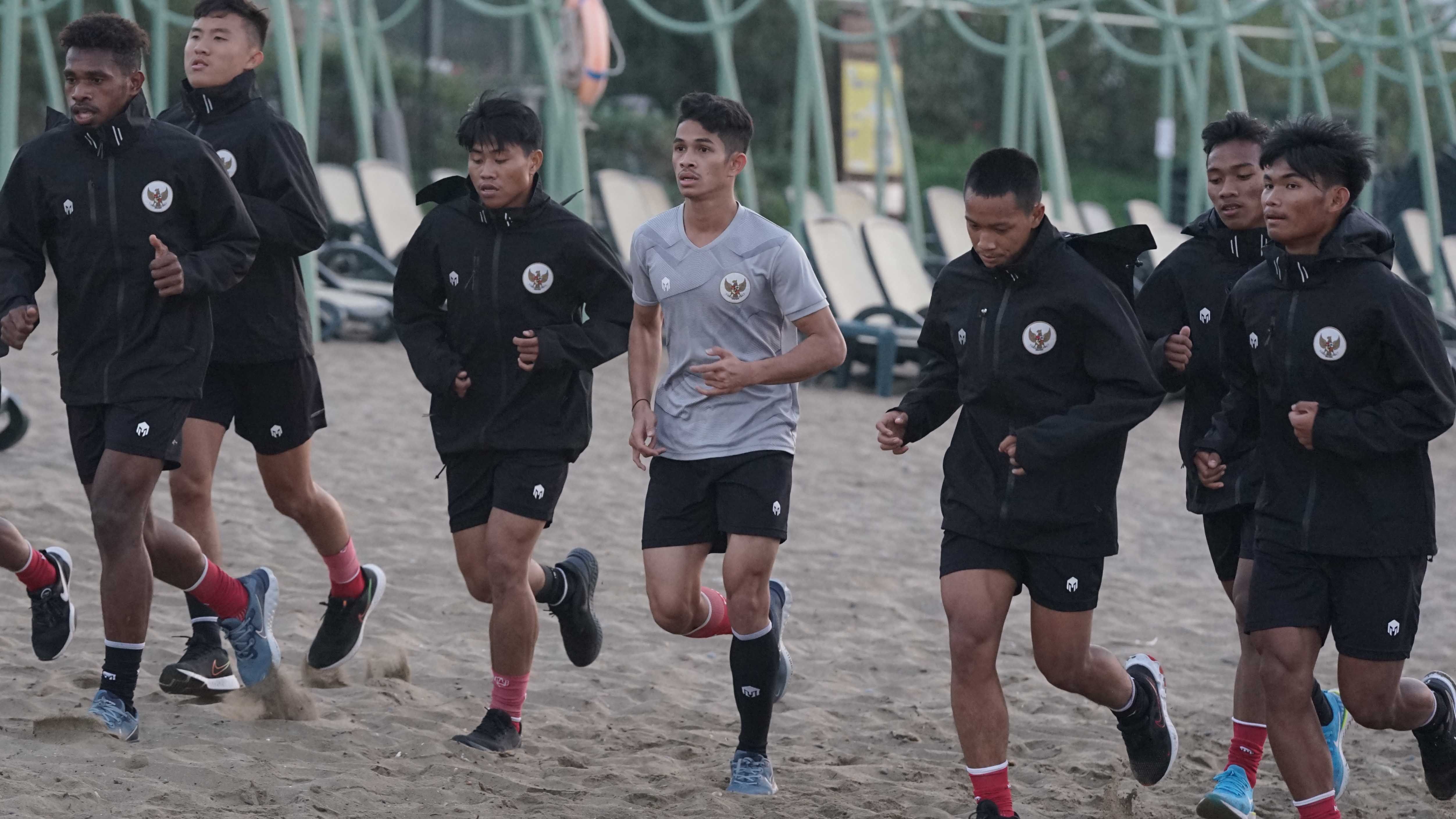 Para pemain timnas U-18 Indonesia menjalani latihan di pantai, di Turki.