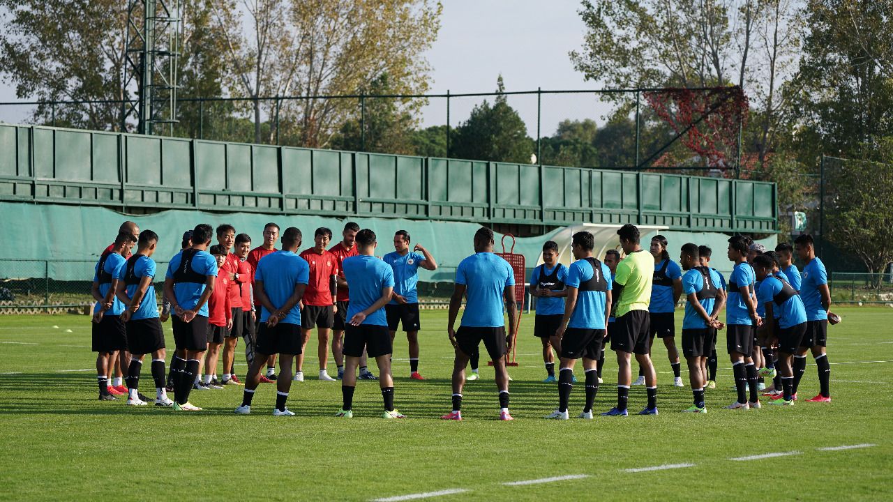 Para pemain timnas Indonesia mendengarkan instruksi pelatih Shin Tae-yong dalam pemusatan latihan di Turki.