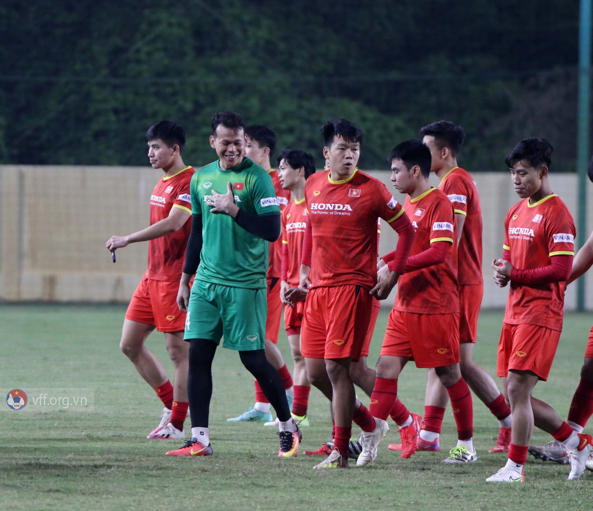 Kiper timnas Vietnam, Bui Tan Truong (hijau), dalam sesi latihan tim.
