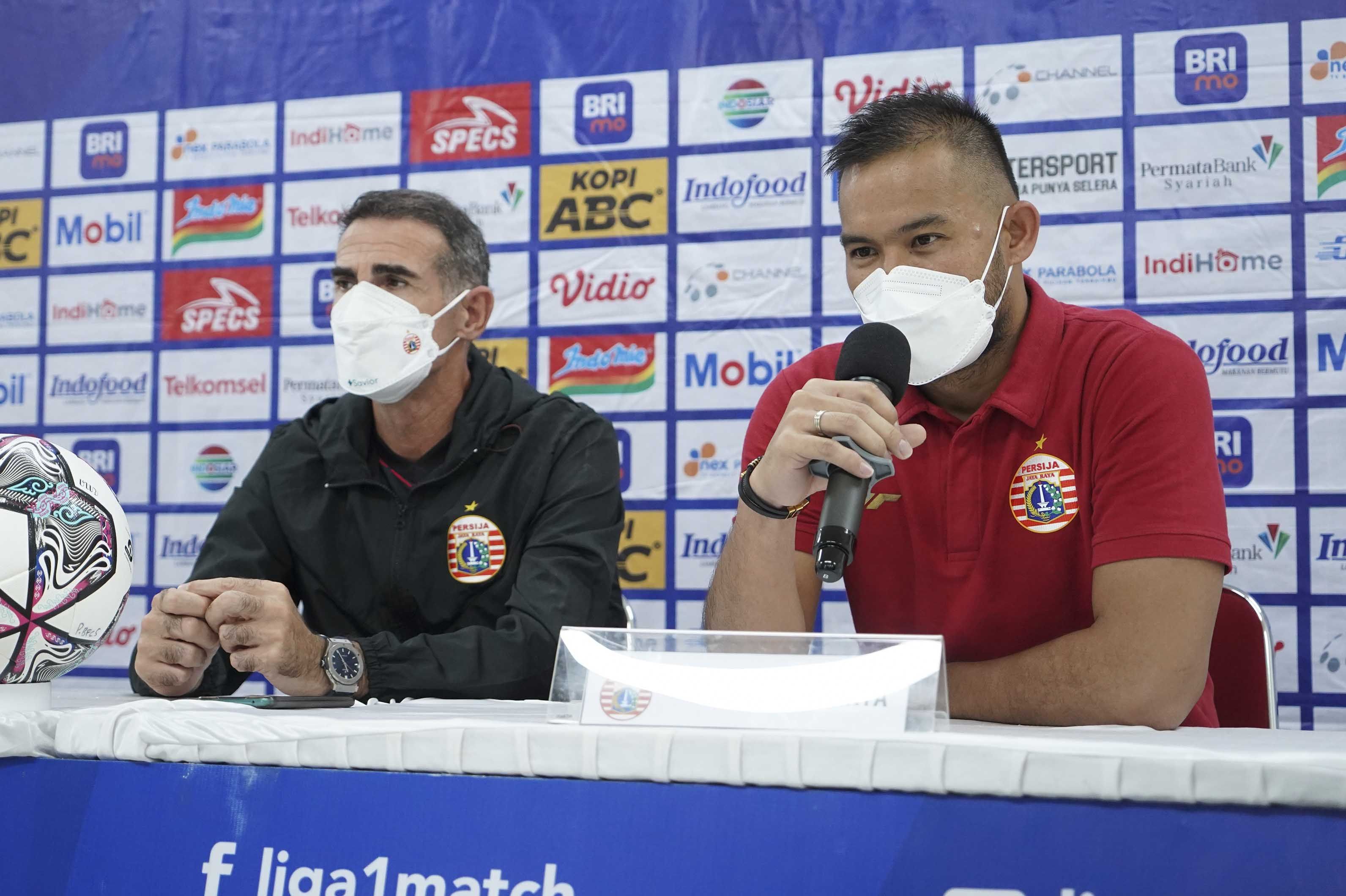 Pelatih Persija, Angelo Alessio (kiri) dan Andritany Ardhiyasa (kanan) saat menghadiri konferensi pers pascalaga melawan Persib, Sabtu (20/11/2021).