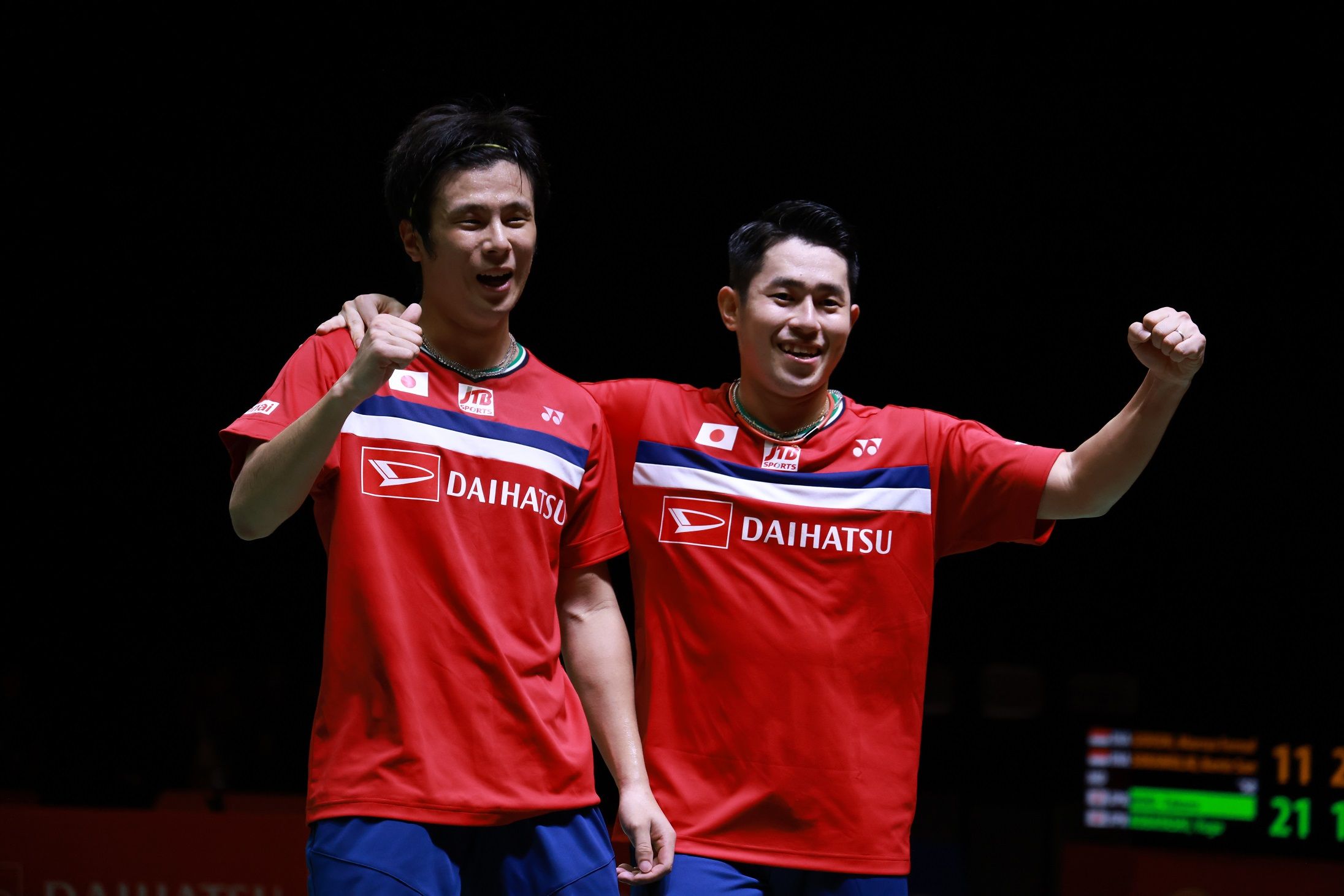 Ekspresi kemenangan Takuro Hoki (kanan)/Yugo Kobayashi di Indonesia Masters 2021 pada Minggu (21/11/2021).