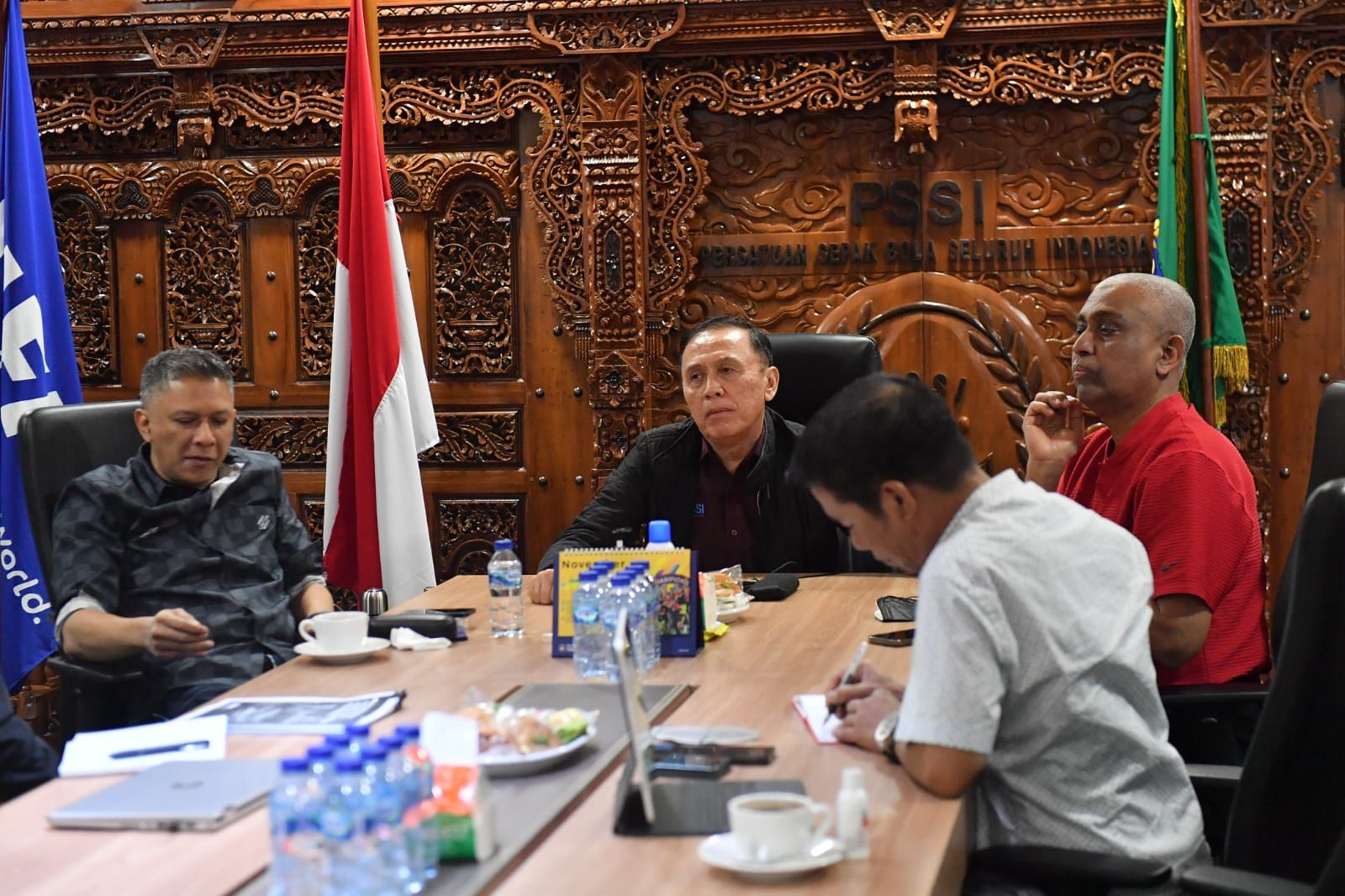 Ketua Umum PSSI, Mochamad Iriawan (dua dari kiri) memimpin rapat yang membahas wasit di kompetisi sepak bola nasional.