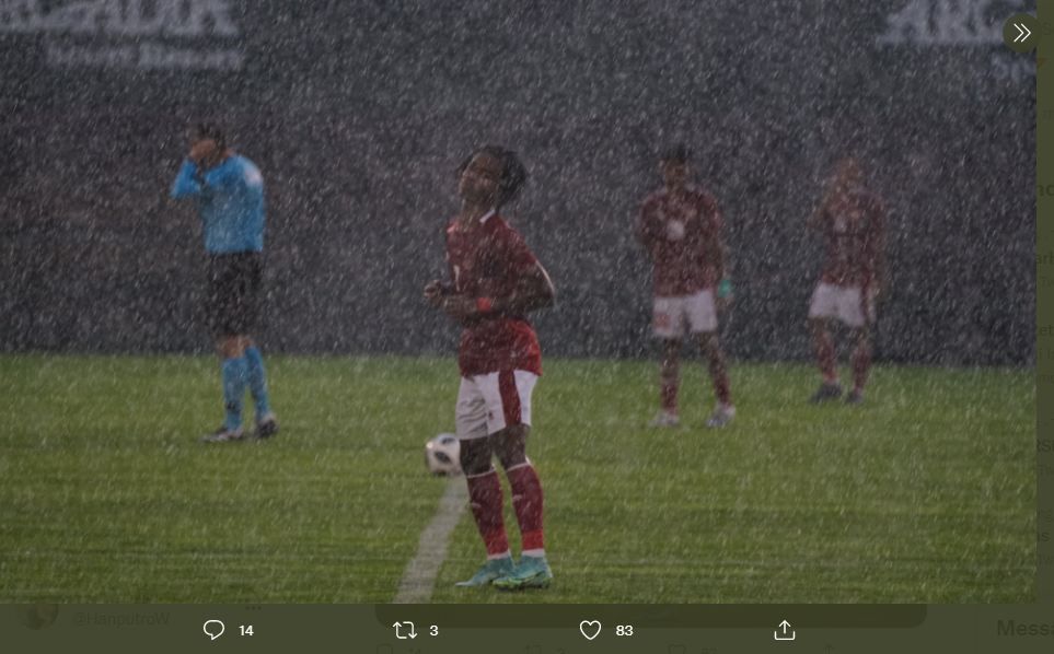 Hujan deras yang mengguyur Limak Football Complex, Turki membuat laga uji coba antara timnas U-18 Indonesia vs Alanyaspor U-18 terpaksa dihentikan, Rabu (24/11/2021).