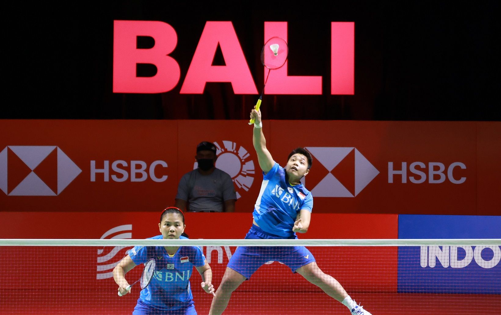 Penampilan Greysia Polii (depan net)/Apriyani Rahayu di semifinal Indonesia Open 2021 hari Sabtu (27/11/2021) di Bali.