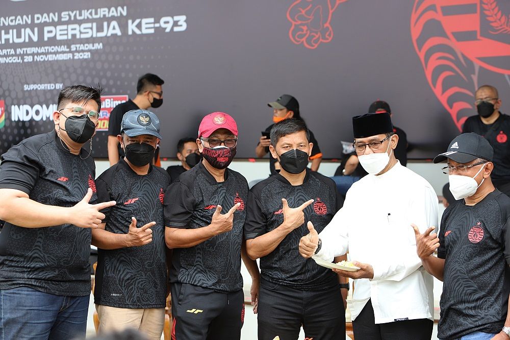 Pose bersama petinggi manajemen Persija, pengurus The Jakmania, dan tokoh sepak bola Jakarta dalam perayaan ulang tahun ke-93 Macan Kemayoran di Jakarta International Stadium pada 28 November 2021.