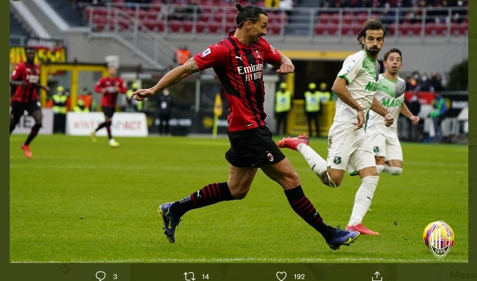 Penyerang AC Milan, Zlatan Ibrahimovic, membawa bola dalam kawalan pemain Sassuolo, Minggu (28/11/2021).
