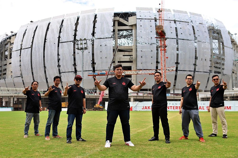 Pengurus Pusat Jakmania dipimpin Ketua Umum Diky Soemarno (tengah) berpose di depan Jakarta International Stadium saat perayaan ulang tahun Persija ke-93, 11 November 2021.