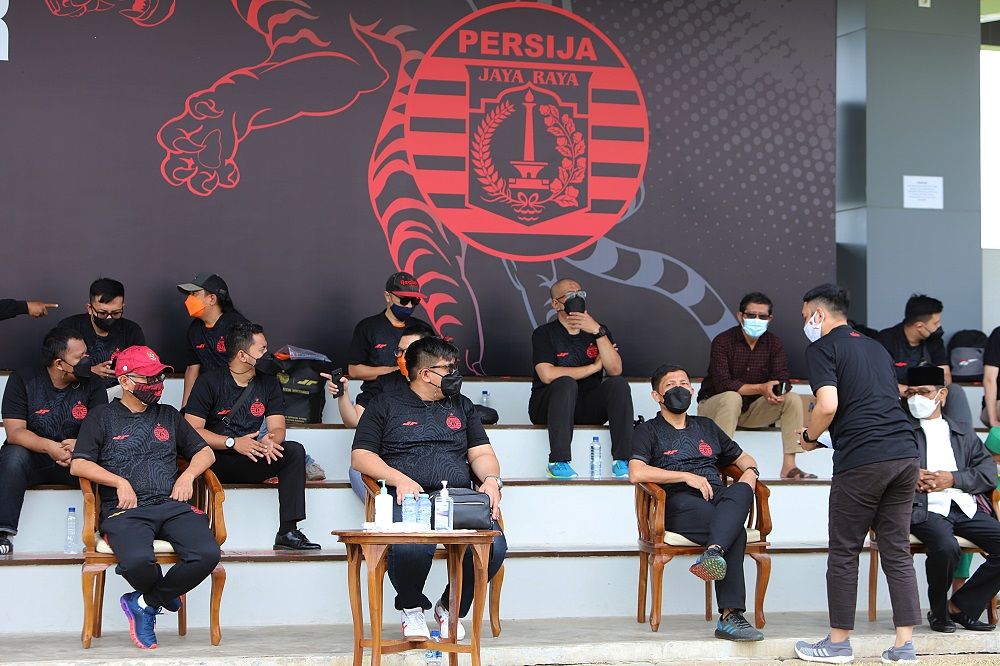 Petinggi Manajemen Persija dan pengurus The Jakmania dalam perayaan ulang tahun Macan Kemayoran yang ke-93 di Jakarta International Stadium pada 28 November 2021.