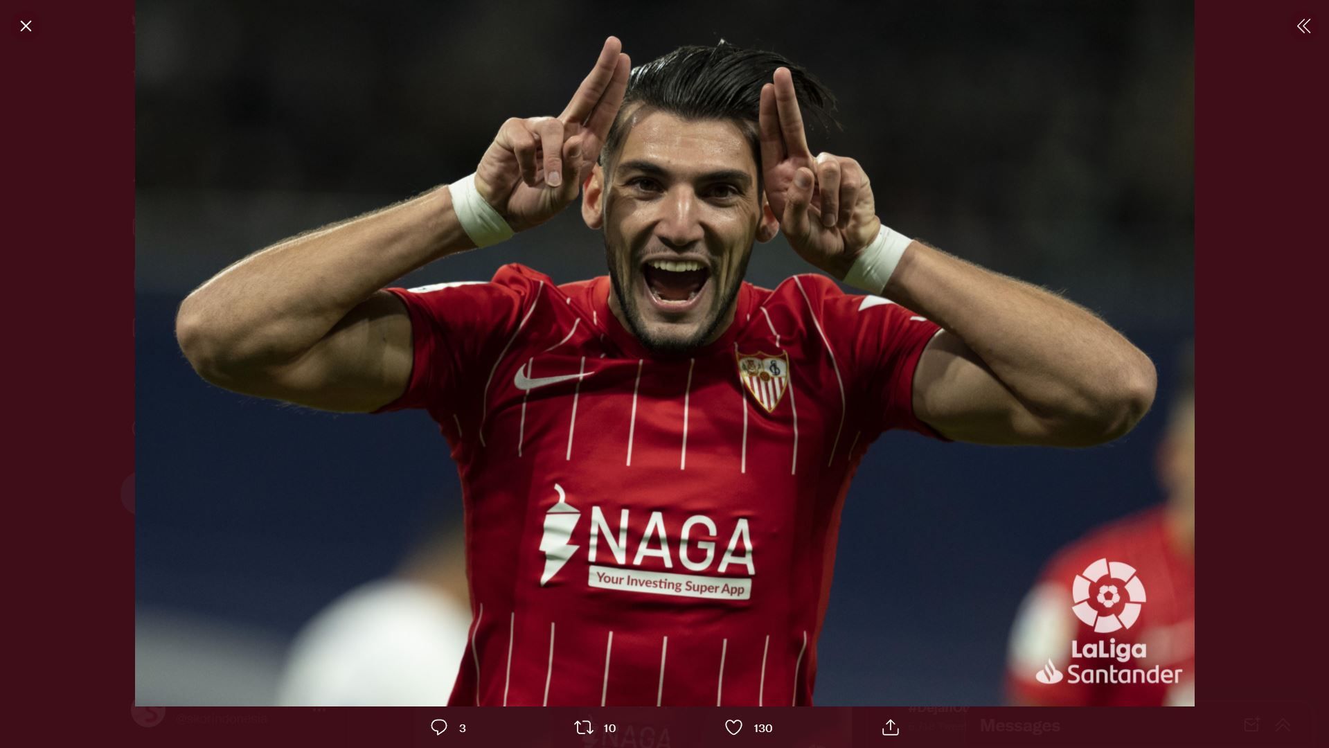 Pemain Sevilla, Rafa Mir, merayakan gol ke gawang Real Madrid.