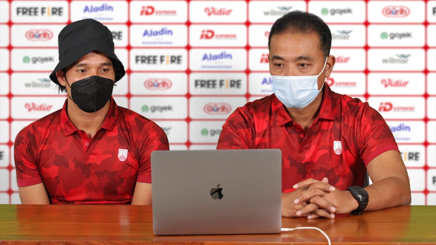 Pelatih Persis Solo, Eko Purdjianto (kanan) bersama dengan Rian Miziar saat sesi konferensi pers virtual.