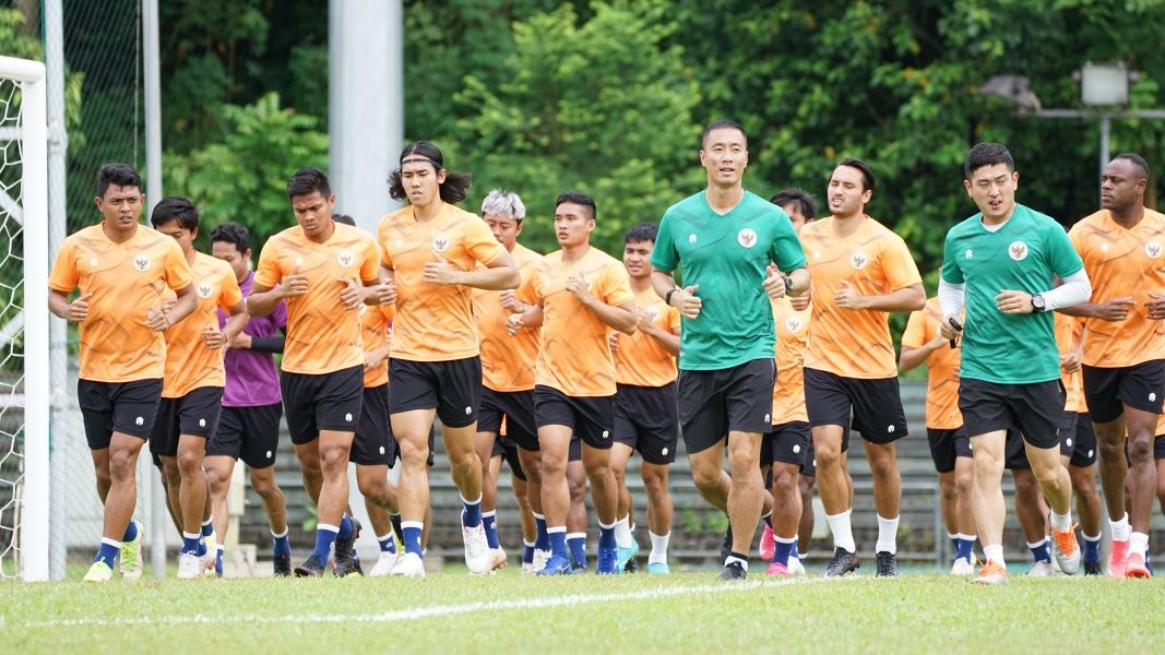 Dari 30 nama yang dipanggil, sesi latihan perdana imnas Indonesia menjelang Piala AFF 2020 yang berlangsung di Stadion Bukit Gombak, Jumat (3/12/2021), ini baru diikuti 24 pemain.