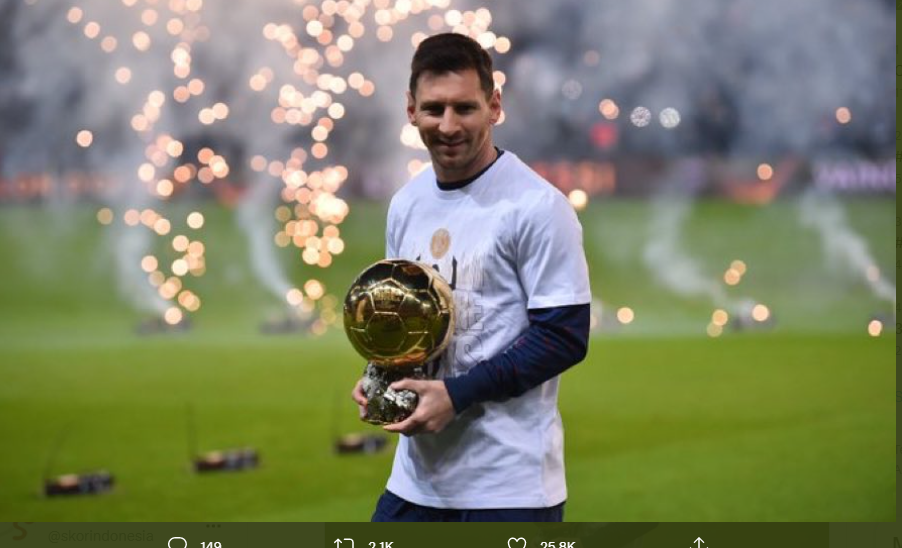 Megabintang PSG, Lionel Messi bersama Ballon d'Or ketujuh miliknya di Parc des Princes.