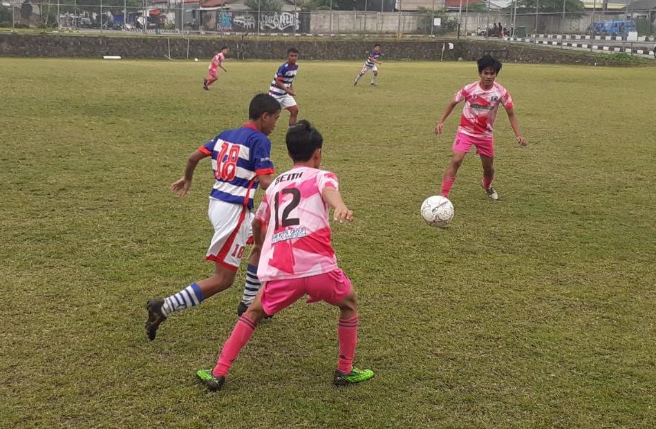 Foto pertandingan pekan keempat Liga TopSkor U-15 2021-2022 antara BEMI (pink) vs Binter FA (biru)
