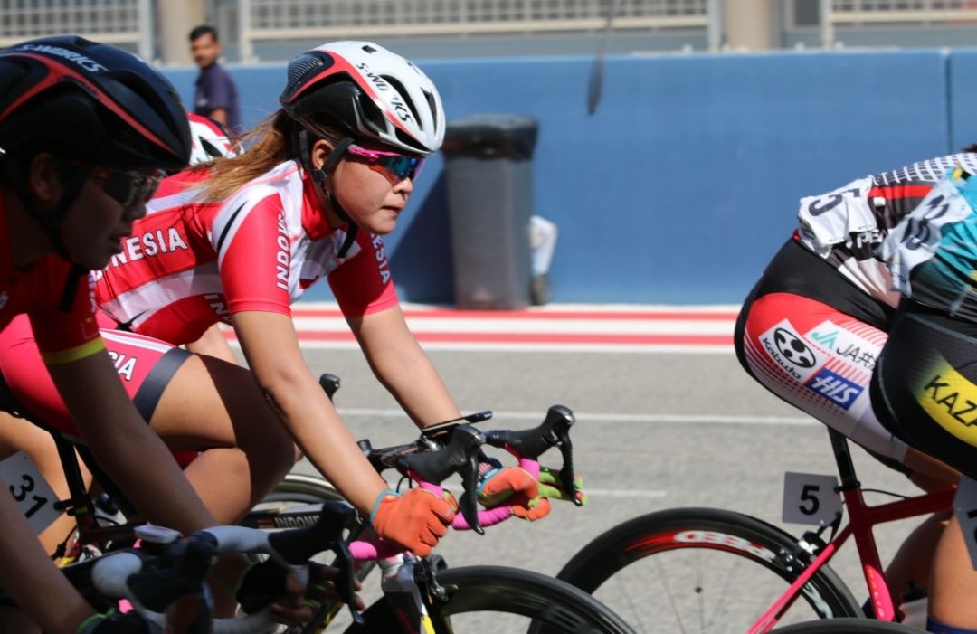 Liontin Evangelina Setiawan saat berlaga di kejuaraan road race Asia 2017 di Bahrain.