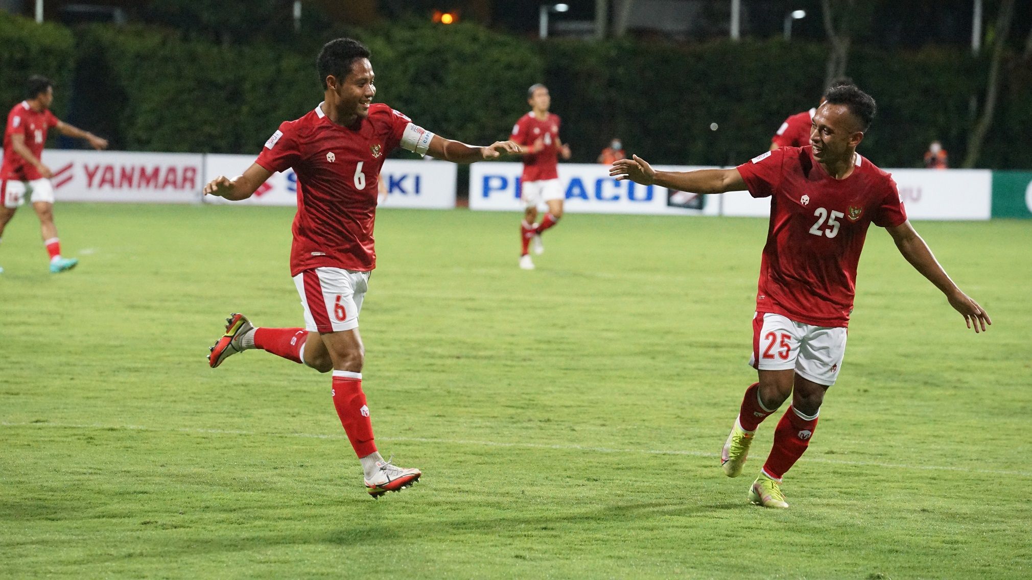 Duo timnas Indonesia, Evan Dimas dan Irfan Jaya (kanan) merayakan gol ke gawang Kamboja dalam laga perdana skuad Garuda untuk Grup A Piala AFF 2020, 9 Desember 2021.