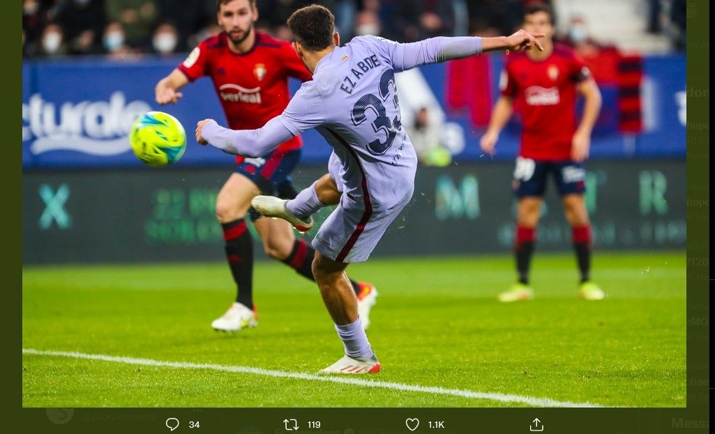 Bintang muda Barcelona, Abde Ezzalzouli, melepaskan tembakan ke gawang Osasuna yang membuat Barcelona unggul 2-1, Minggu (12/12/2021).