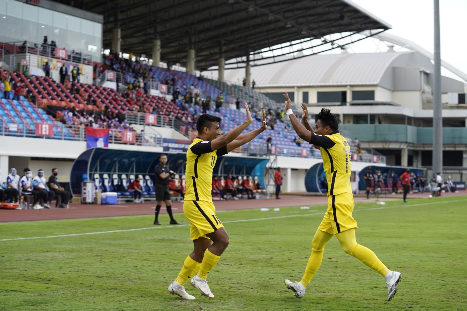 Pemain timnas Malaysia, Safawi Rasid (kiri), melakukan selebrasi seusai mencetak gol ke gawang timnas Laos pada pertandingan Grup B Piala AFF 2020 di Stadion Bishan, Singapura, 9 Desember 2021.