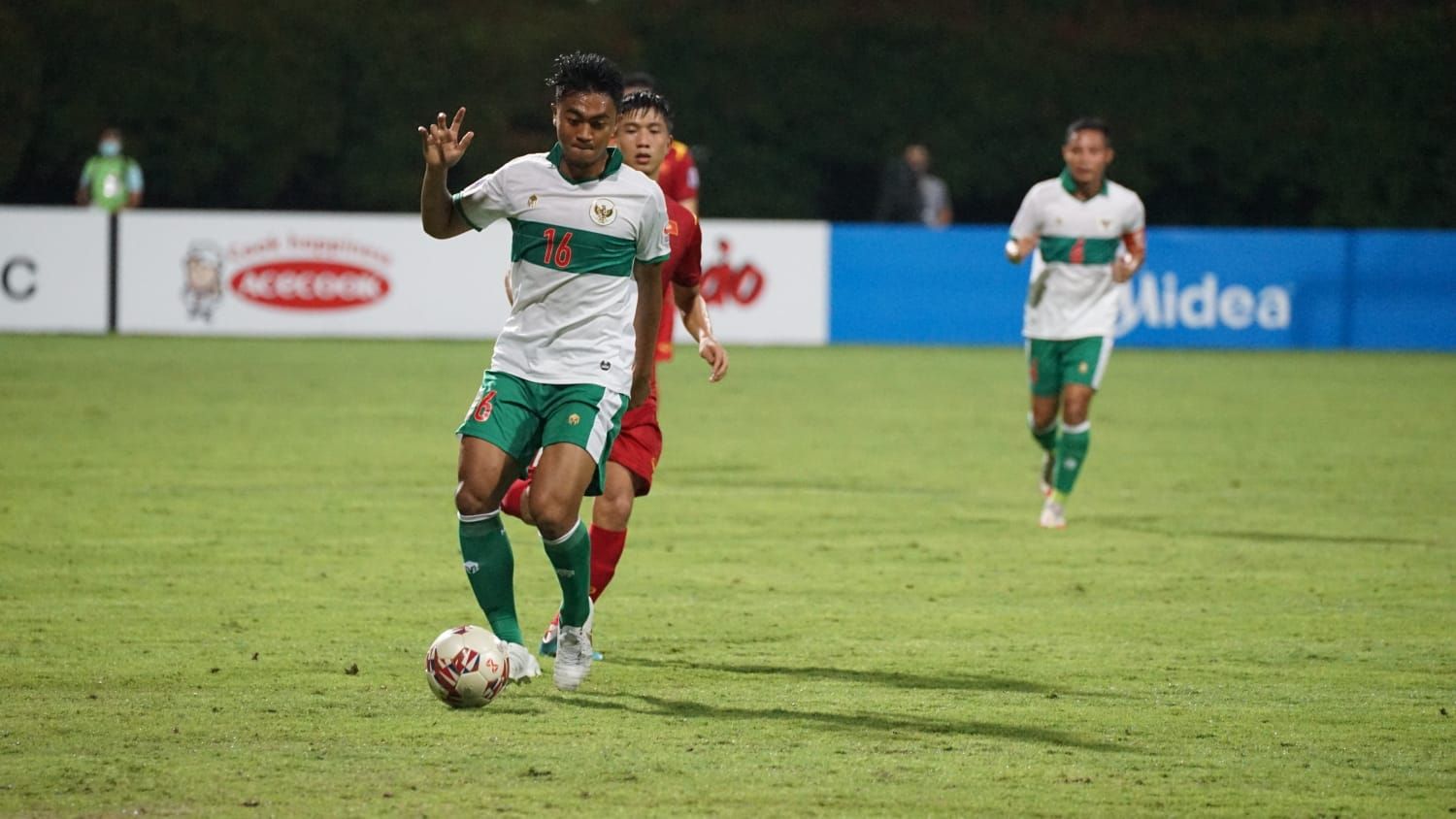Aksi bek timnas Indonesia, Rizky Dwi Ferbrianto yang dikawal pemain Vietnam dalam laga Grup B Piala AFF 2020, 15 Desember 2021.