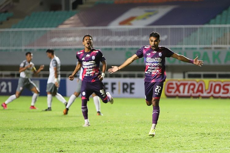 Selebrasi penyerang Rans Cilegon FC, Rival Lastori (kanan), usai mencetak gol ke gawang Persis Solo, Rabu (15/12/2021).