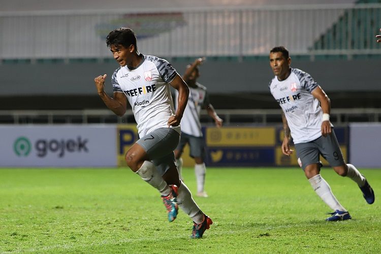 Penyerang Persis Solo, Irfan Jauhari (kanan), mencetak gol ketiga ke gawang Rans Cilegon FC, Rabu (15/12/2021).