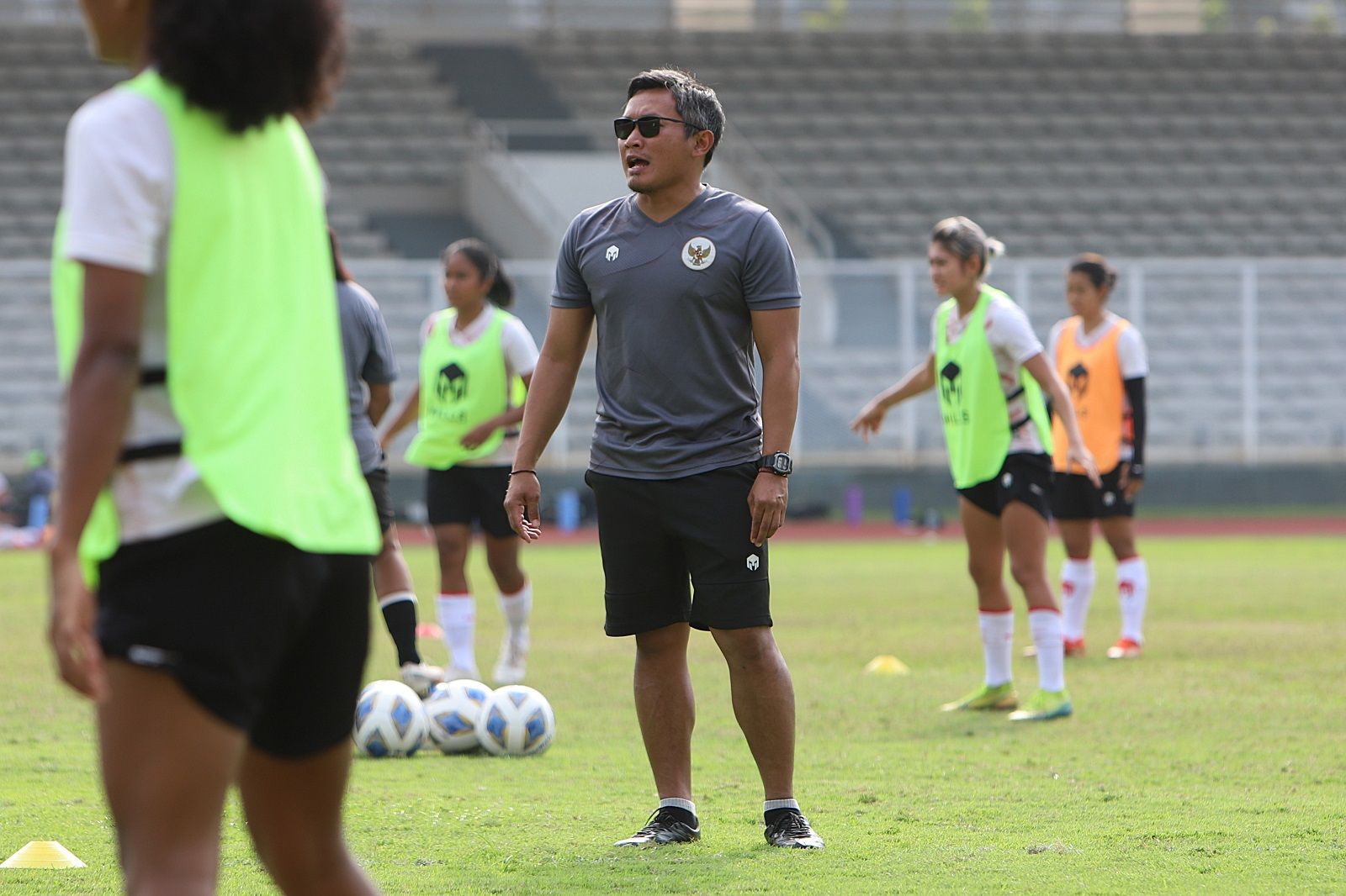 Pelatih timnas putri Indonesia, Rudy Eka Priyambada memberikan instruksi anak asuhnya dalam persiapan di Jakarta menuju Piala Asia Wanita 2022, 13 Desember 2021.