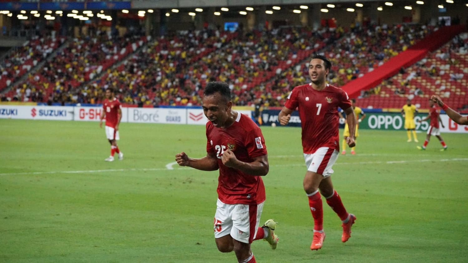 Selebrasi penyerang timnas Indonesia, Irfan Jaya, usai mencetak gol ke gawang Malaysia pada laga terakhir fase grup Piala AFF 2020 di Stadion Nasional, Singapura, Minggu (19/12/2021).