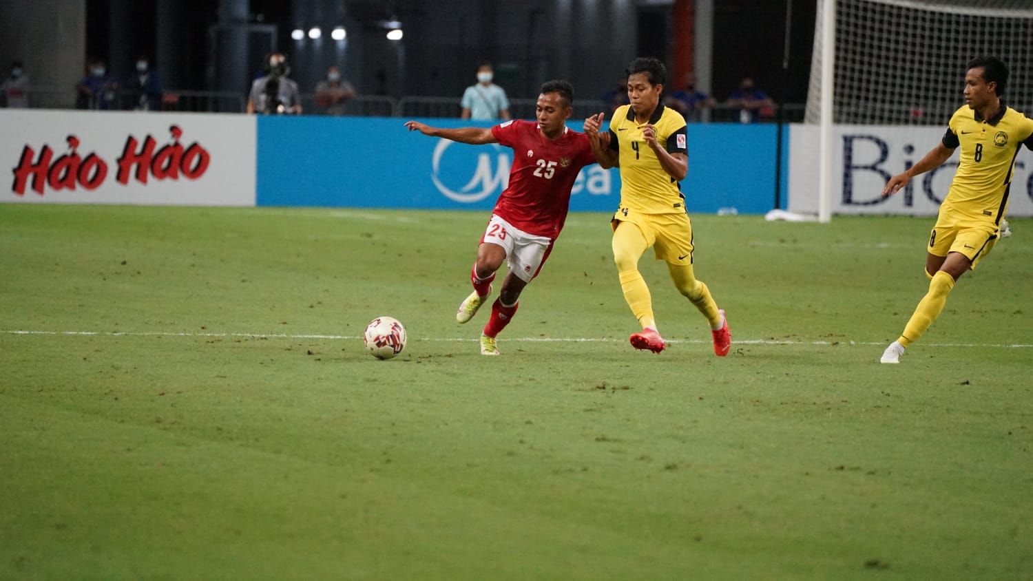 Pemain Indonesia, Irfan Jaya dikawal bek Malaysia, Syahmi Safari dan dilihat Baddrol Bakhtiar dalam laga Grup B fase awal Piala AFF 2020, 19 Desember 2021.