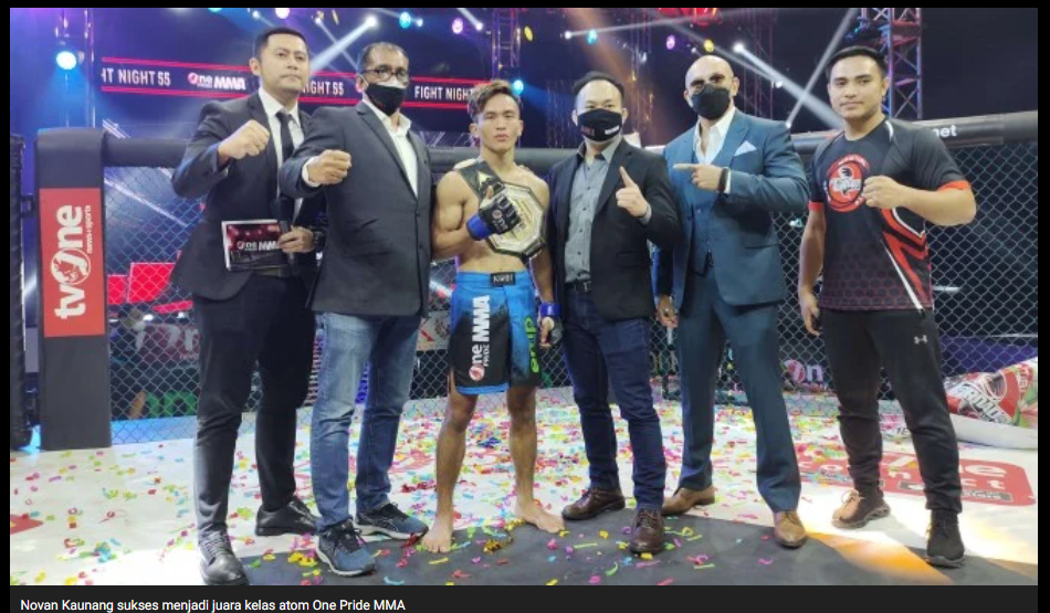 Novan Kaunang (berkalung sabuk), menang KO di kelas atomweight Fight Night 55 OnePride MMA Pride No Limit  hari Sabtu (18/12/2021) malam.