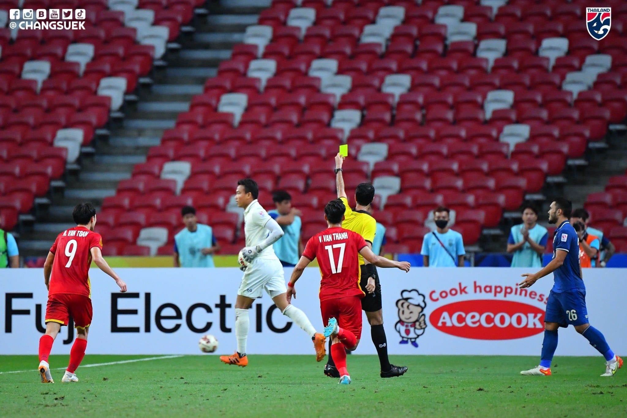 Kiper Thailand, Chatchai Bootprom (kaus putih) mendapatkan kartu kuning setelah melanggar pemain Vietnam dalam laga pertama semifinal Piala AFF 2020, 23 Desember 2021.
