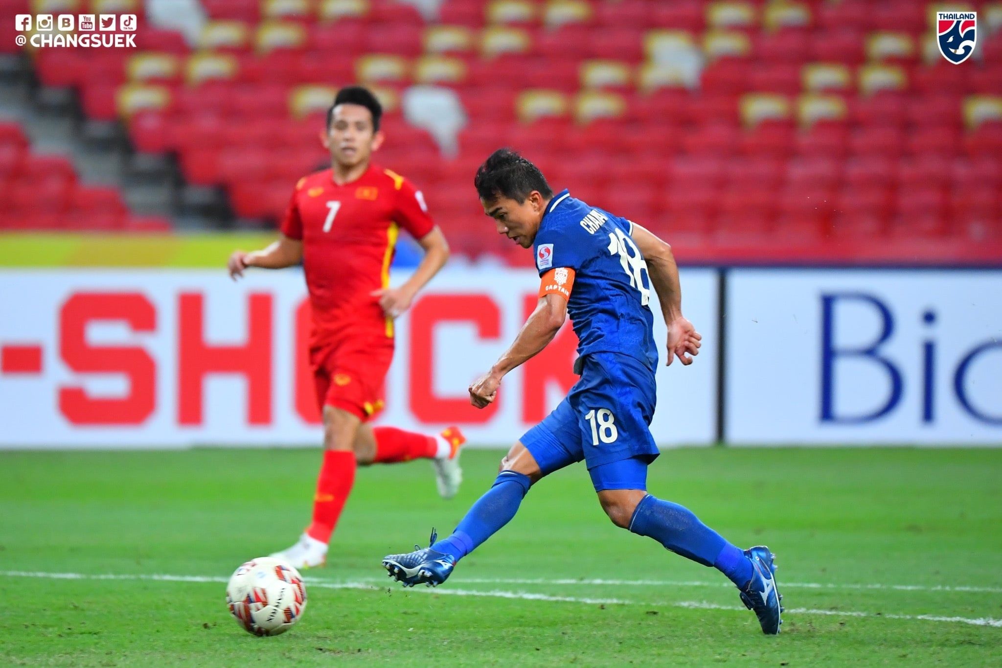 Aksi bintang Thailand, Chanathip Songkrasin sebelum membobol gawang Vietnam dalam laga pertama semifinal Piala AFF 2020, 23 Desember 2021.