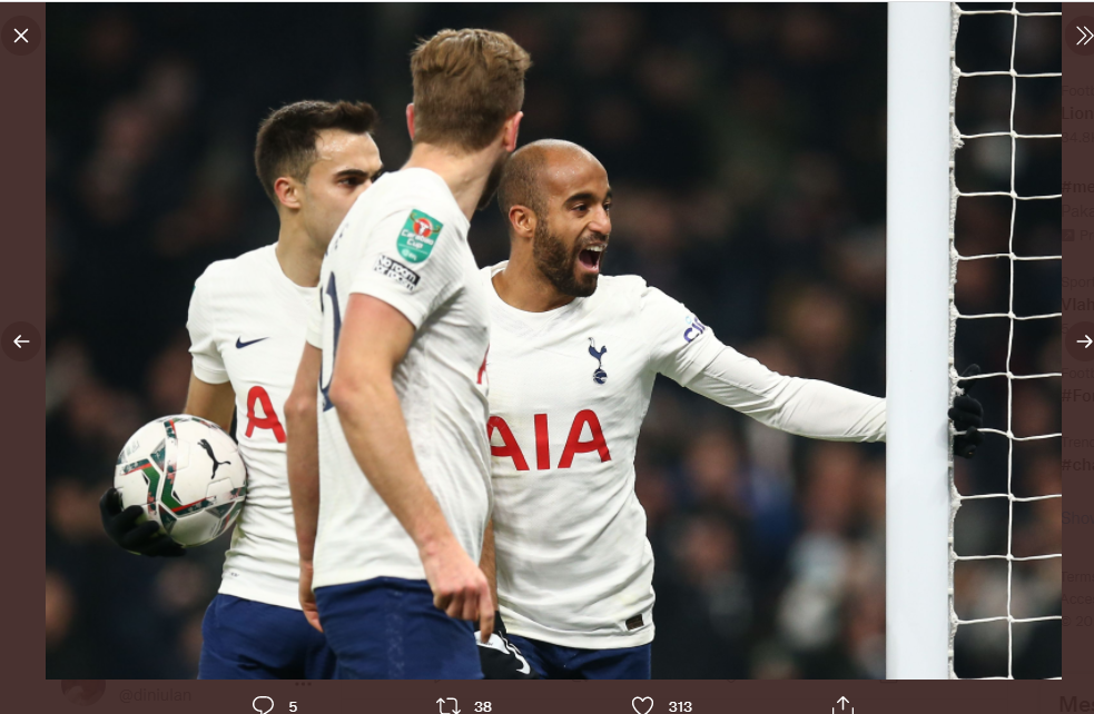 Para pemain Tottenham Hotspur merayakan sukses mereka melaju ke semifinal Piala Liga Inggris usai menyingkirkan West Ham, Kamis (23/12/2021).