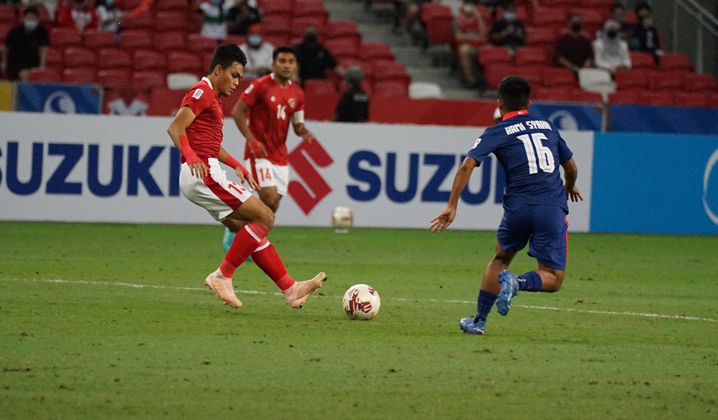 Gelandang timnas Indonesia, Rachmat Irianto menguasai bola dan dibayangi pemain sayap Singapura, Hami Syahnin dalam laga leg kedua semifinal Piala AFF 2020, 25 Desember 2021.