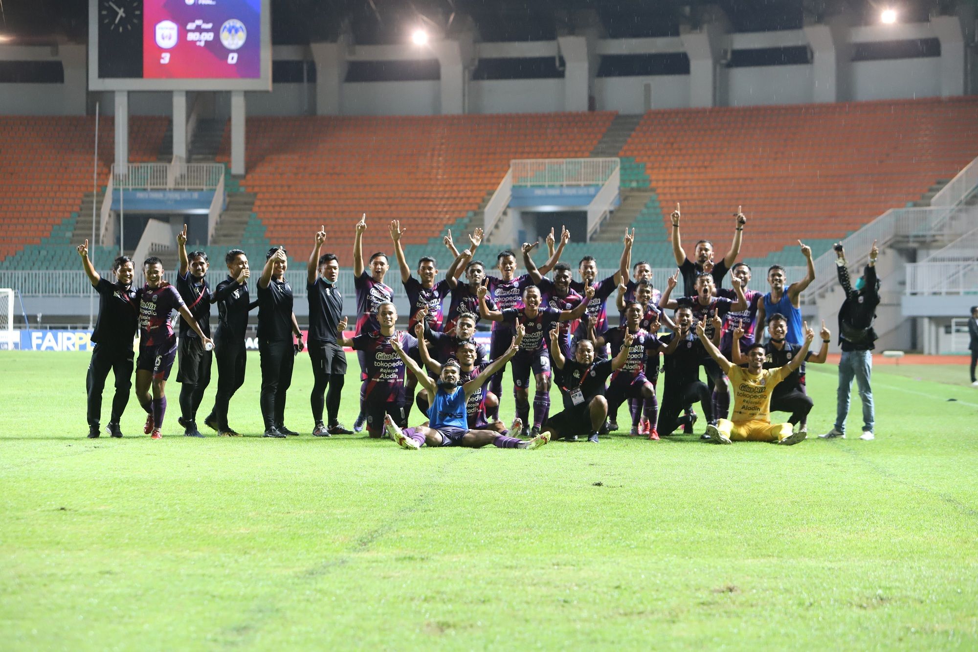 Para anggota tim Rans Cilegon FC berpose di lapangan merayakan keberhasilan promosi ke Liga 1 2022 setelah berhasil mengalahkan PSIM Yogyakarta pada semifinal Liga 2 2021 di Stadion Pakansari, Bogor, 27 Desember 2021.