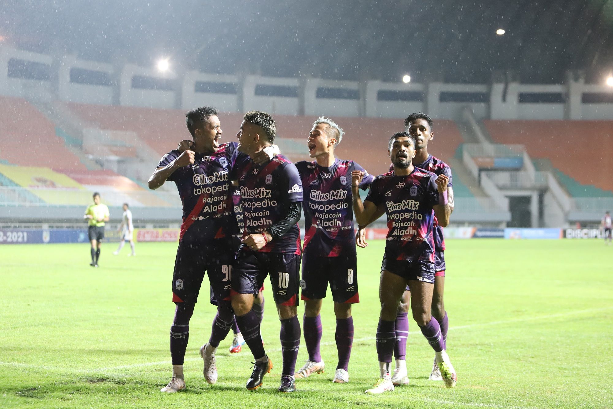 Para pemain Rans Cilegon FC merayakan gol ketiga ke gawang PSIM Yogyakarta yang diciptakan Cristian Gonzales (10) pada semifinal Liga 2 2021 di Stadion Pakansari, Bogor, 27 Desember 2021.