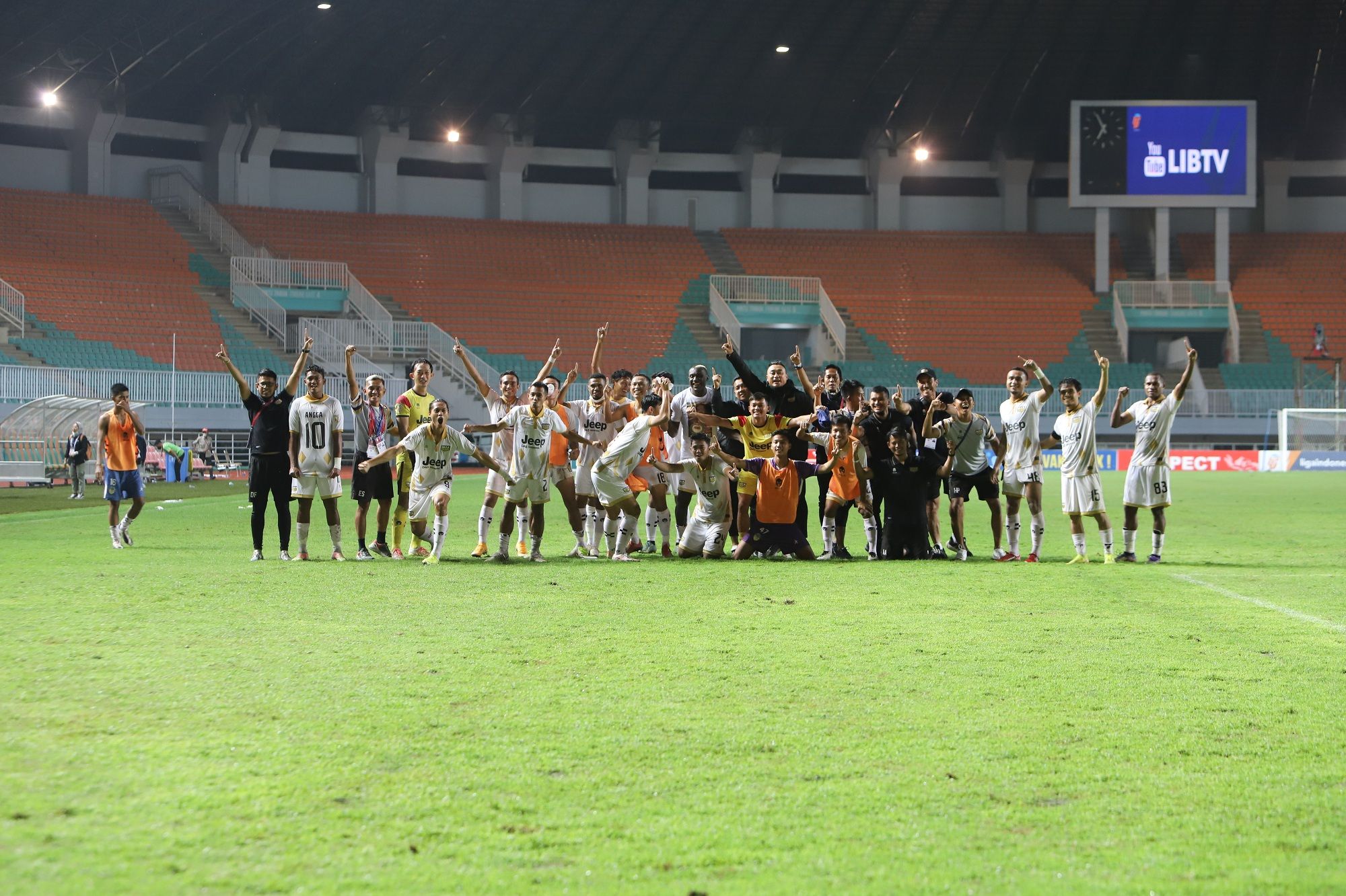 Anggota tim Dewa United FC merayakan keberhasilan mengalahkan PSIM Yogyakarta dan meraih tiket promosi ke Liga 1 musim depan pada laga perebutan peringkat ketiga Liga 2 2021 di Stadion Pakansari, Bogor, 30 Desember 2021.