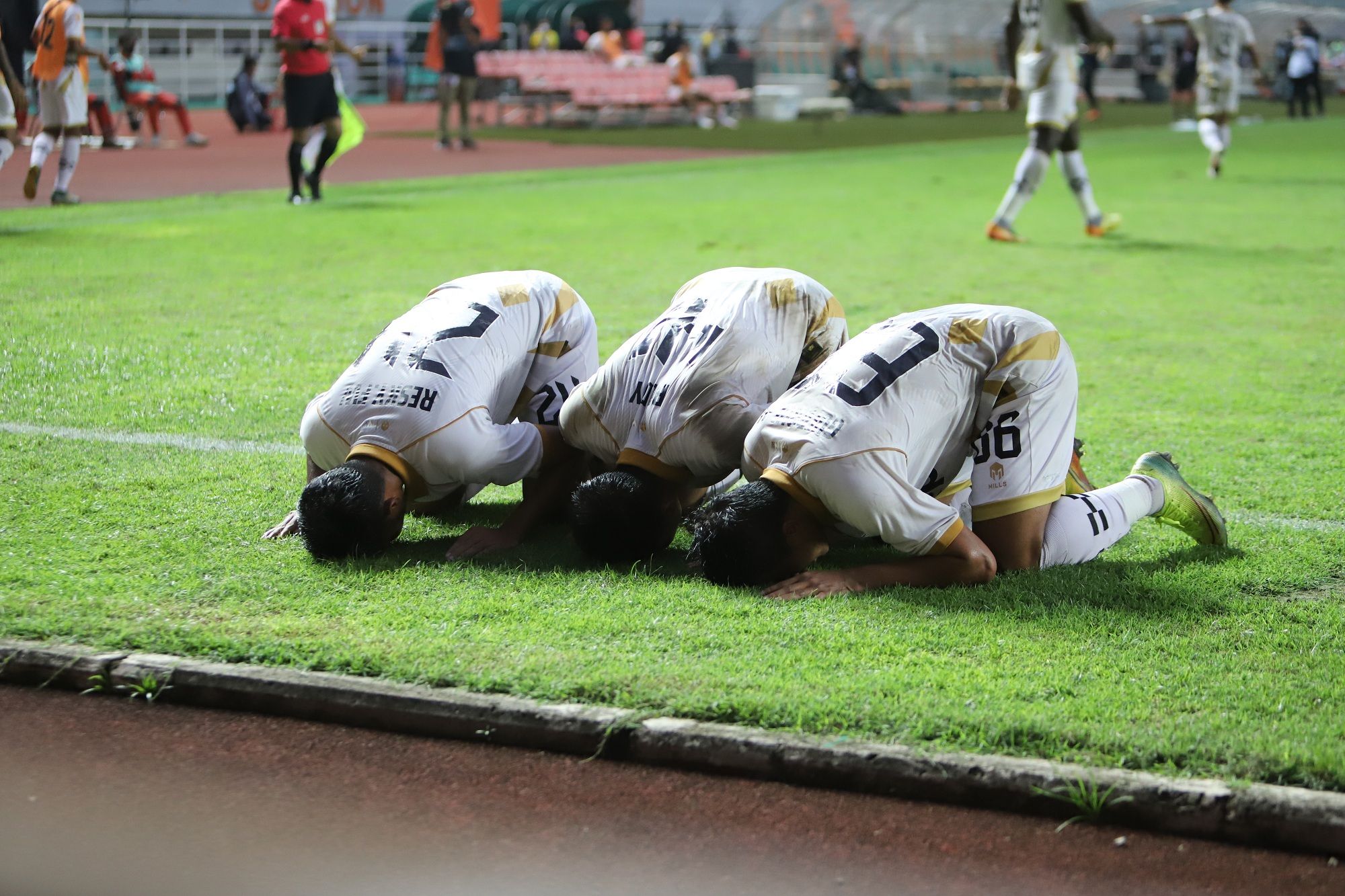Resky Fandi, Selamet Budiono, dan Gufroni Al Maruf melakukan sujud syukur setelah Dewa United FC berhasil unggul 1-0 atas PSIM Yogyakarta pada laga perebutan peringkat ketiga Liga 2 2021 di Stadion Pakansari, Bogor, 30 Desember 2021.