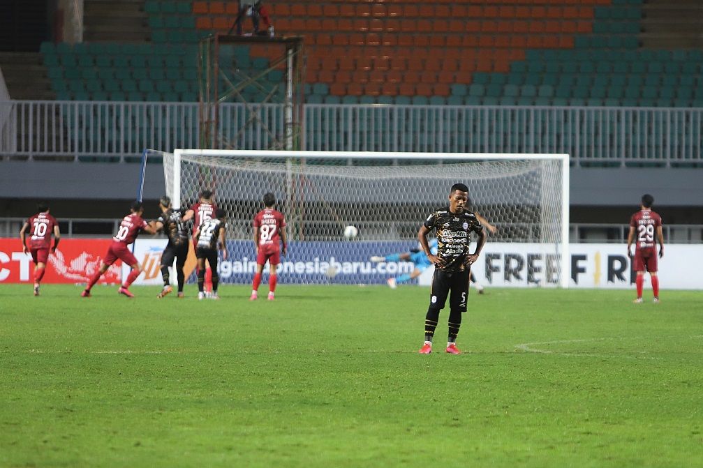 Bek Rans Cilegon FC, Saddam Hi Tenang enggan melihat sepakan penalti timnya ke gawang Persis Solo dalam laga final Liga 2 2021, 30 Desember 2021.