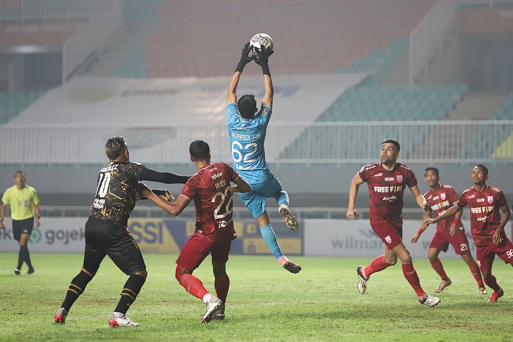 Aksi kiper Persis Solo, Harlan Suardi yang melompat mengamankan bola saat timnya bersua Rans Cilegon FC dalam final Liga 2 2021, 30 Desember 2021.