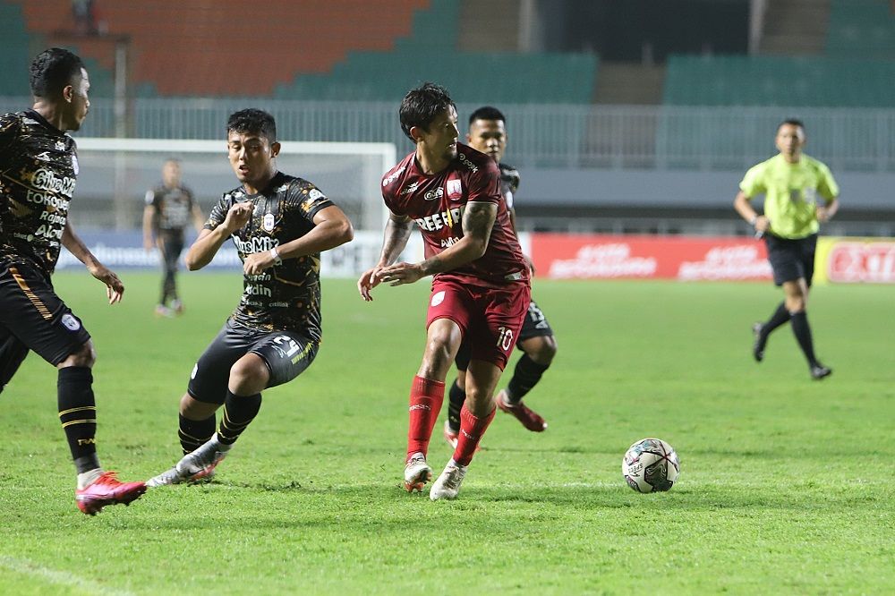 Penyerang Persis Solo, Irfan Bachdim (merah) saat dikawal ketat M Zamzani (tengah) dalam laga final Liga 2 2021, 30 Desember 2021.