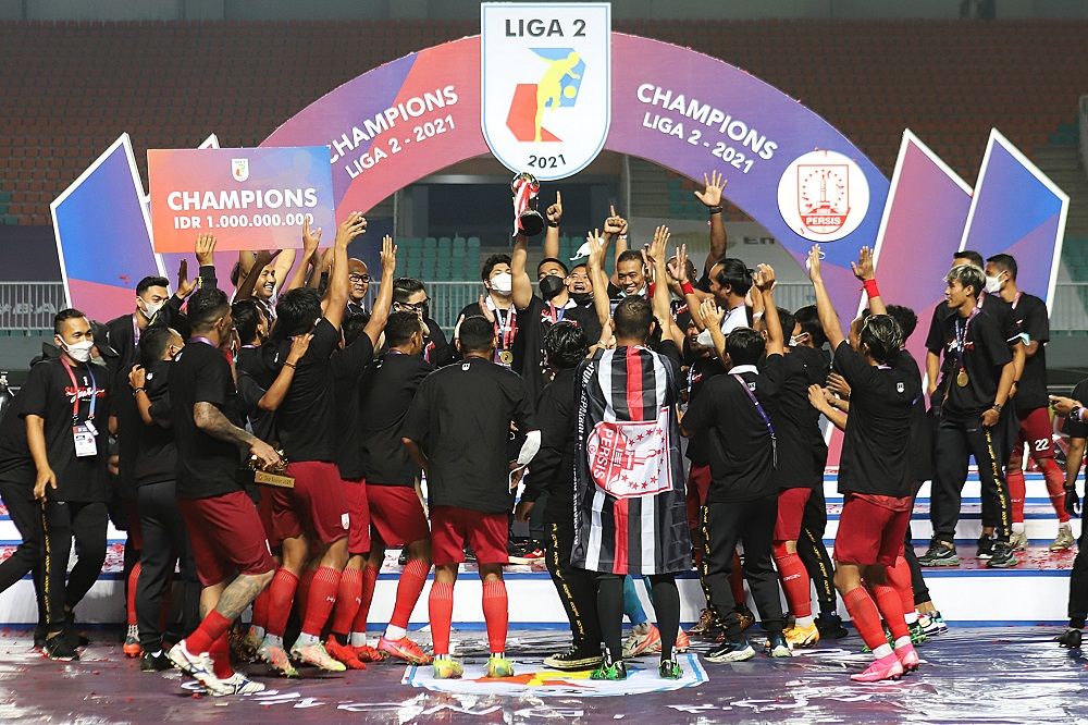 Selebrasi pemain, pelatih, ofisial, dan jajaran manajemen Persis Solo setelah menang atas Rans Cilegon FC untuk menjuarai Liga 3 2021 dalam final di Stadion Pakansari, Kabupaten Bogor pada 30 Desember 2021.