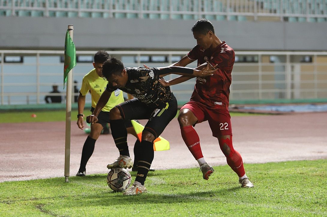 Pemain Persis Solo, Arif Budiyono (kanan) mencoba merebut bola dari pilar Rans Cilegon FC, M Zamzani dalam final Liga 2 2021, 30 Desember 2021.