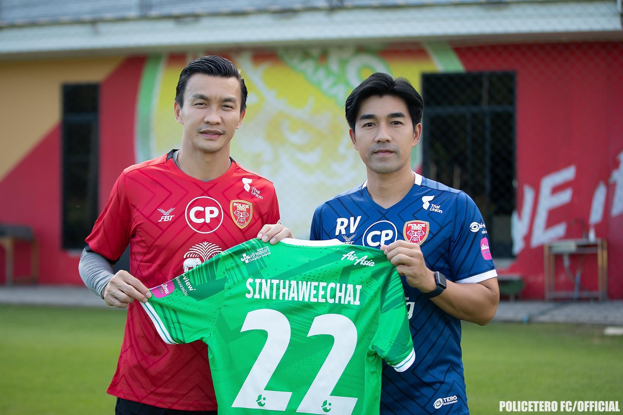 Klub kasta teratas Liga Thailand, Police Tero FC mengumumkan kiper rekrutan anyar mereka atas nama Sinthaveechai Hatairattanakul (kiri) pada 28 Desember 2021.